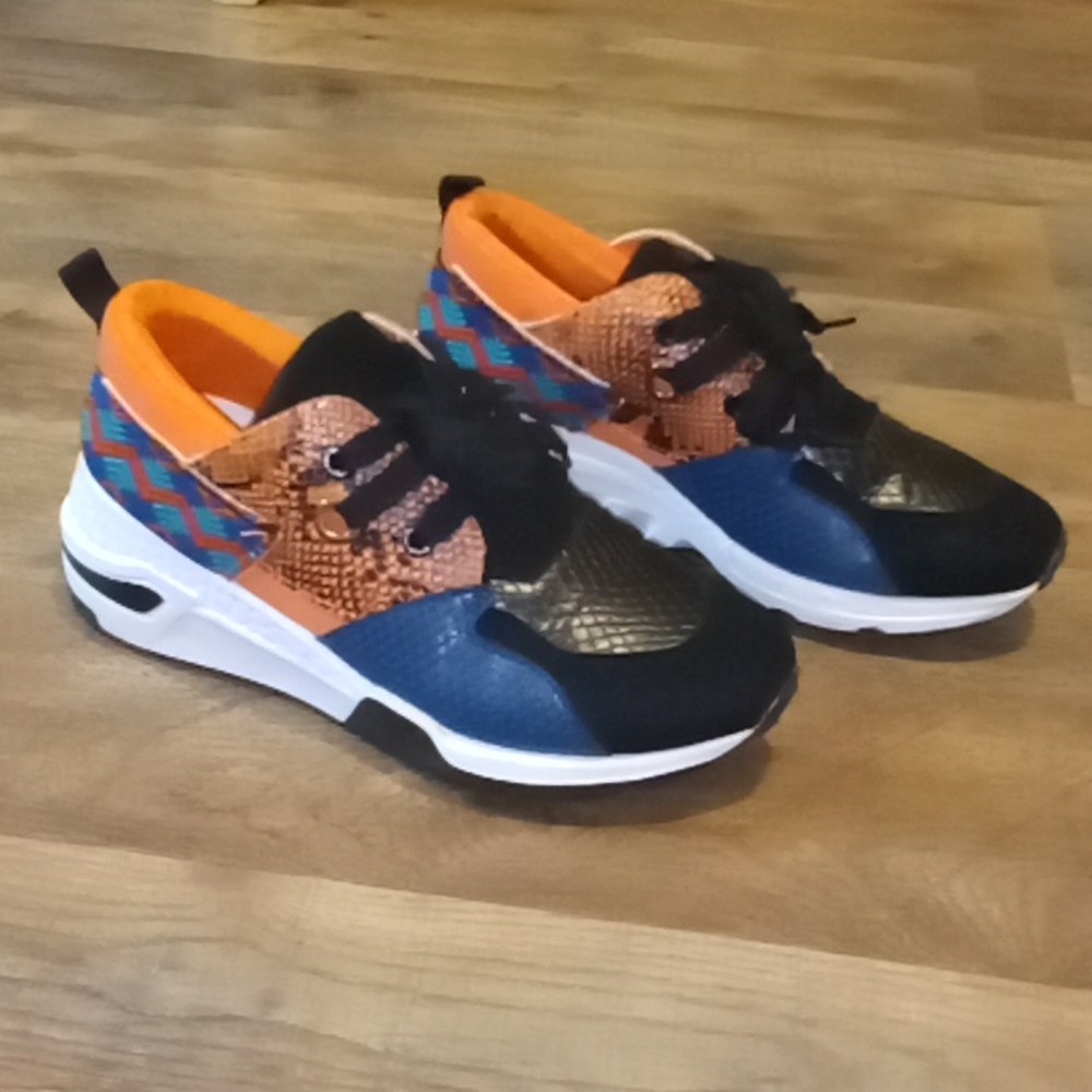 Very beautiful pair of LA SHEELAHS women's retro sneakers